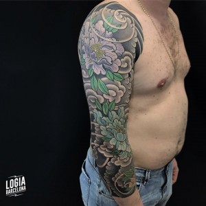 tatuaje_brazo_plantas_flores_ornamental_willian_spindola_logiabarcelona 